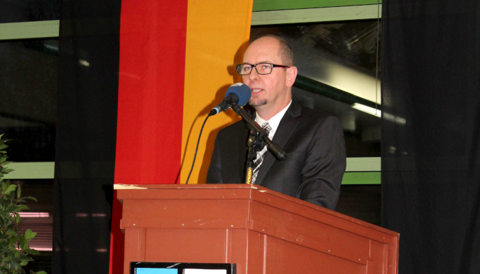 Bürgermeister Markus Günther bei seine Ansprache am Rednerpult.
