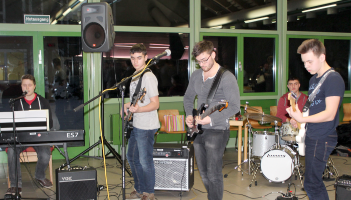 Das Bild zeigt die Band der Musikschule mit ihren fünf Mitgliedern.