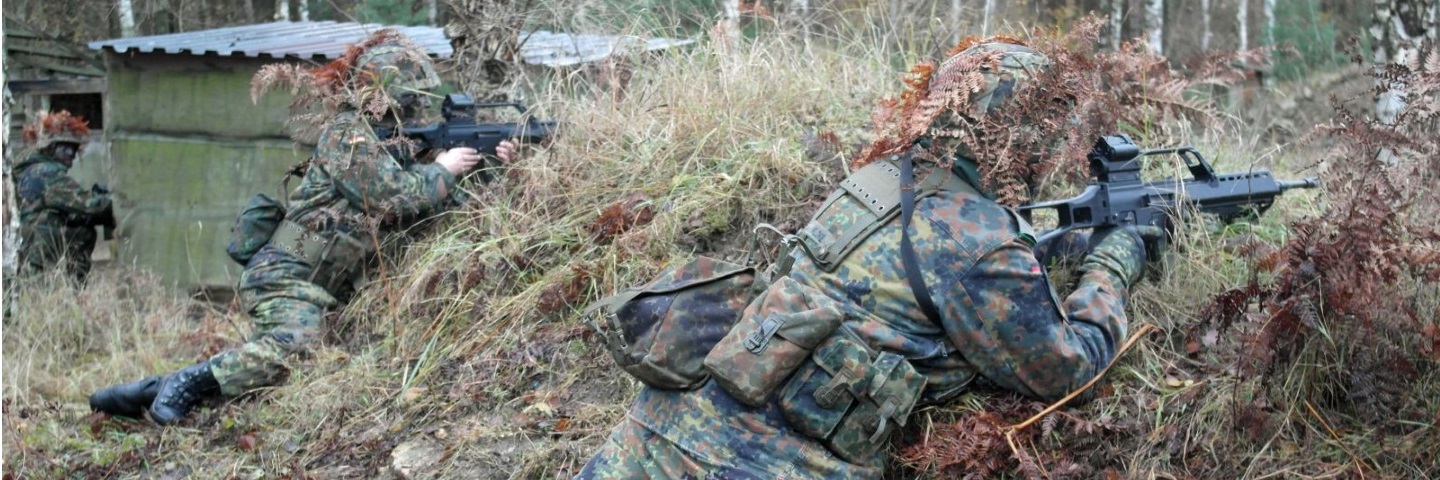 Reservisten auf der Waldkampfbahn