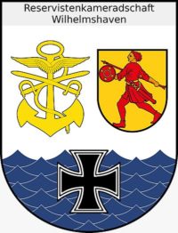 Wappen der RK Wilhelmshaven . Rechts das Stadtwappen von Wilhelmshaven , Links die Elemente der drei Truppengattungen Marine, Heer und Luftwaffe. Unten das Eiserne Kreuz für die Reserve , dahinter stilisierte Wellen für die Verbundenheit der RK mit dem Meer