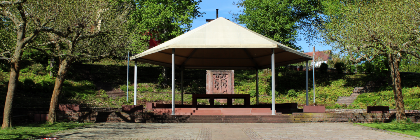 Blick auf den Altar auf dem Wallfahrtsplatz in Walldürn.