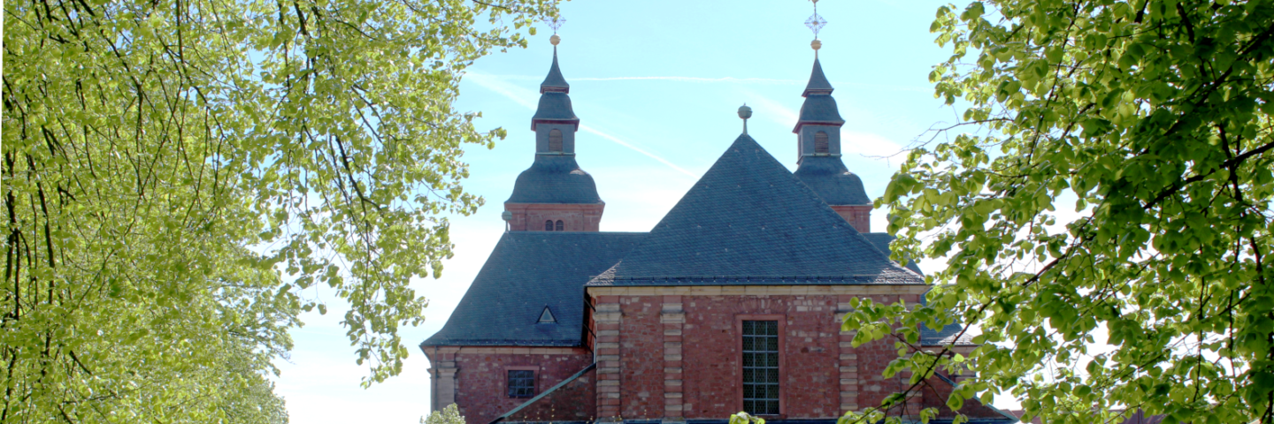 Die Basilika von oberhalb des Altars auf dem Wallfahrtspaltz gesehen.