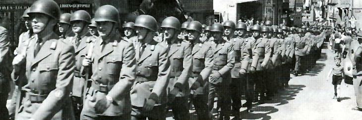 Das Bild zeigt das Panzergrenadierbataillo 362 beim Marsch durch die Hauptstraße des Standortes Walldürn bei seinem ersten öffentlichem Auftritt 1958.