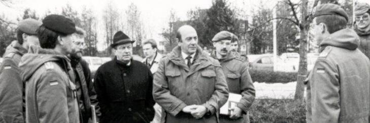 Das Bild zeigt Verteidigungsminister Wörner bei seiner Begrüßung in Walldürn (1988).