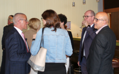 Das Bild zeigt ein Blicks ins ins Foyer vor dem Konzert: Bürgermeister Markus Günter (zweiter von rechts) im Gespräch mit Besuchern vor dem Beginn des Konzerts. 