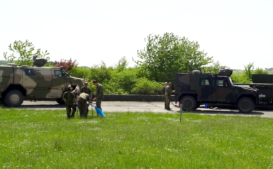 Das Bild zeigt die letzten Arbeiten der Soldaten des Logistikbataillons 461 vor dem Eintreffen der interessierten Besucher, die mit Bussen von der Nibelungen-Kaserne auf den Vorführplatz auf dem Standortübungsplatz in Walldürn gebracht wurden. 