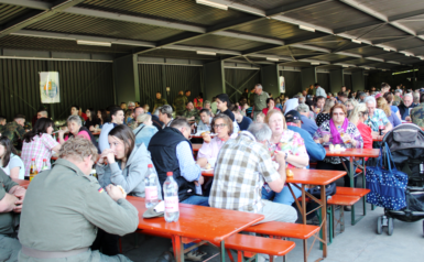 Das Bild zeigt, wie unter dem Schleppdach im technischen Bereich in der Nibelungen-Kaserne immer die Plätze gut besetzt waren. Es war ein Treffpunkt zum Essen, Trinken und für gute Gespräche. 