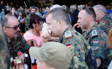 Das Bild zeigt ein Gespräch: links der Gefreite d.R. Stefan Bonn und ihm gegenüber der Feldwebel d.R. Bernd Seitz, daneben Stabunteroffizier d.R. Ronny Mirtschink (alle Reservistenkameradschaft Walldürn), dahinter sitzt Oberstleutnant d.R. Wilfried Meissner. 