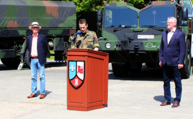 Das Bild zeigt Oberstleutnant Christoph Werle bei der Begrüßung der Gäste. Mit ihm am Rednerpult MdB Alois Gehrig (rechts) und der Bürgermeister der Stadt Walldürn Markus Günter. 