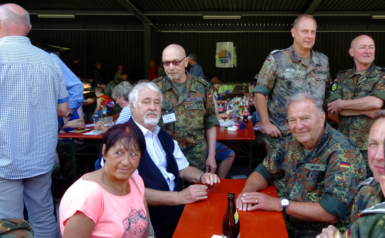 Das Bild zeigt die Vertreter der Kreisgruppe Rhein-Neckar-Odenwald im Feldanzug: stehend Oberfeldwebel d.R. Rainer Weiß, neben ihm Kreisorganisationsleiter Hauptfeldwebel d.R. Rudi Joho und Oberstleutnant d.R. Thomas Schreier (RSU-Kompanie), sitzende Oberstleutnant d.R. Wilfried Meissner. Ihm gegenüber in Zivil: Oberstleutnant d.R. Gerd Teßmer. 