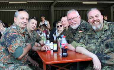 Das Bild zeigt den Vorsitzenden der Walldürner Reservisten Oberfeldwebel d.R. Markus Gessler (links) an einem Tisch mit Kameraden aus der Kreisgruppe. 