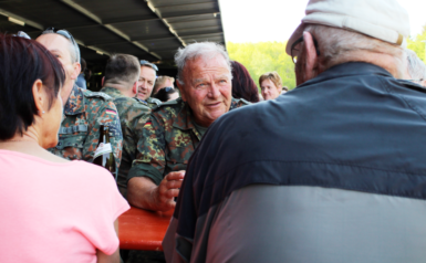 Das Bild zeigt Oberstleutnant d.R. Wilfried Meissner bei einem ernstaften Gespräch mit einem Besucher des Standortbiwaks. Auch dazu sollte und wurde das Biwak genutzt. 