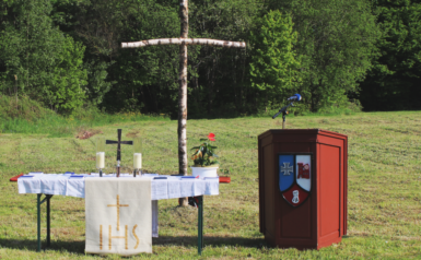 Das Bild zeigt den Platz des Feldgottesdienstes. Ein schlichtes Feldkreuz sybolisiert, dass auch der innere Frieden beim Standortbiwak gesucht werden kann. 