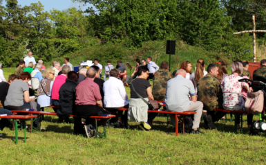 Das Bild zeigt, dass überraschend viele Besucher dir Gelegenheit wahrnahmen, der Feier zu folgen. 