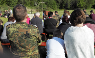 Auf dem Bild werfen wir noch einen Blick auf die Teilnehmer am Feldgottesdienst. 