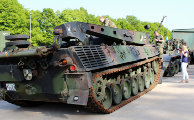 Das Bild zeigt den Schwerlasttransporter "Elefant" beim Vorbereiten der Verladung eines Bergepanzers. Ein Programmpunkt, der im technischen Bereich der Nibelungen-Kaserne angeboten wurde. 