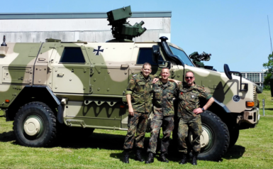 Das Bild zeigt, dass Buben kraftvolle Fahrzeuge lieben. So auch die drei von der Reservistenkameradschaft Walldürn (von links): Feldwebel d.R. Bernd Seitz, Stabsunteroffizier d.R. Ronny Mirtschink und Gefreiter d.R. Stefan Bonn. 