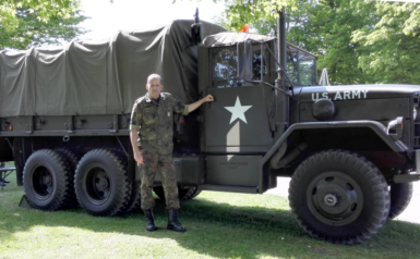 Das Bild zeigt Feldwebel d.R. Bernd Seitz an einem Fahrzeug, das von der Reservistenkameradschaft aus Heilbronn, die militärhistorische Fahrzeuge einsatzbereit hält, zur Verfügung gestellt wurde. 