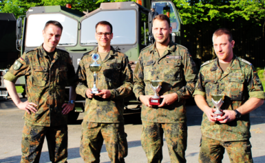 Das Bild zeigt Oberstleutnant Christoph Werle mit den Siegern eines Wettbewerbs der Kompanien des Logistikbataillons, der an diesem Tag auch durchgeführt wurde. 