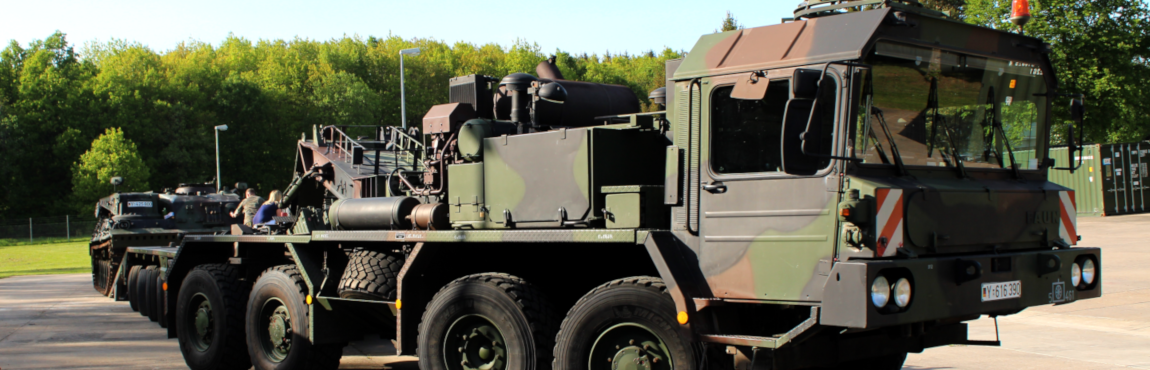 Das Bild zeigt den Schwerlasstransporter "Elefant" bei einer Vorführung beim Standortbiwak. Ein Bergepanzer wird verladen.