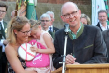 Das Bild zeigt das Blumen-Bärbele und Bürgermeister Markus Günter bei der Eröffnung des Blumen- und Lichterfestes 2018.