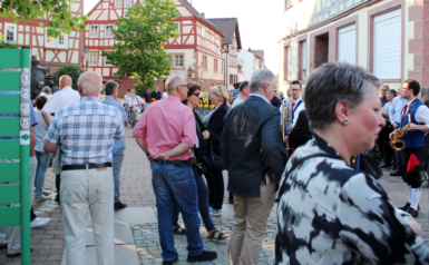 Das Bild zeigt, wie sich langsam der Miltenberger-Torplatz mit Zuschauern füllt. 