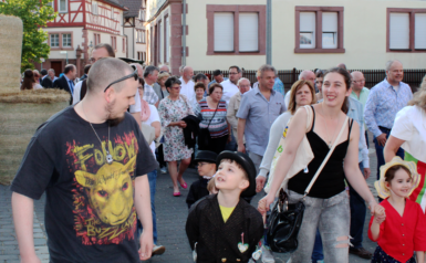 Das Foto zeigt die Walldürnerinnen und Walldürner sowie die Gäste aus nah und fern auf dem Weg zum Schloßplatz zum Anstich des Festbieres und zum Feiern! 