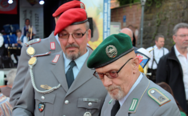 Das Bild zeigt ein Problem der Fahnenabordnung: wo ist für uns von der Fahnenabordnung ein Platz reserviert? 