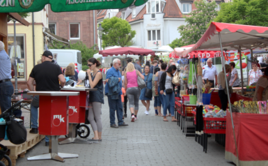 Das Bild zeigt auf den Straßen und Wegen, die für den Markt reservisert waren, eine buntes Teiben. 