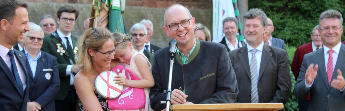 Das Blumen-Bärbele, Lea-Nele Thoma, eng an die Mama gekuschelt, eröffnet mit unserem Bürgermeister Markus Günter das diesjährige Blumen und Lichterfest.