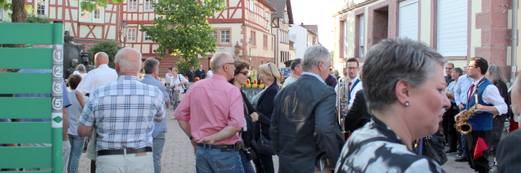 Das Bild zeigt, wie sich der Platz der Eröffnungsanstaltung füllt.