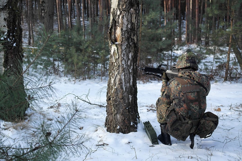 im Schnee kniender Reservisten