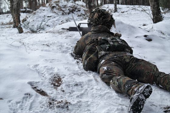 im Schnee liegender Reservist