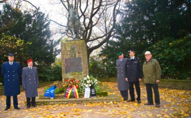 Veranstaltung: 17.11.2013, RK Wandsbek, Kranzniederlegung am Husaren Denkmal 