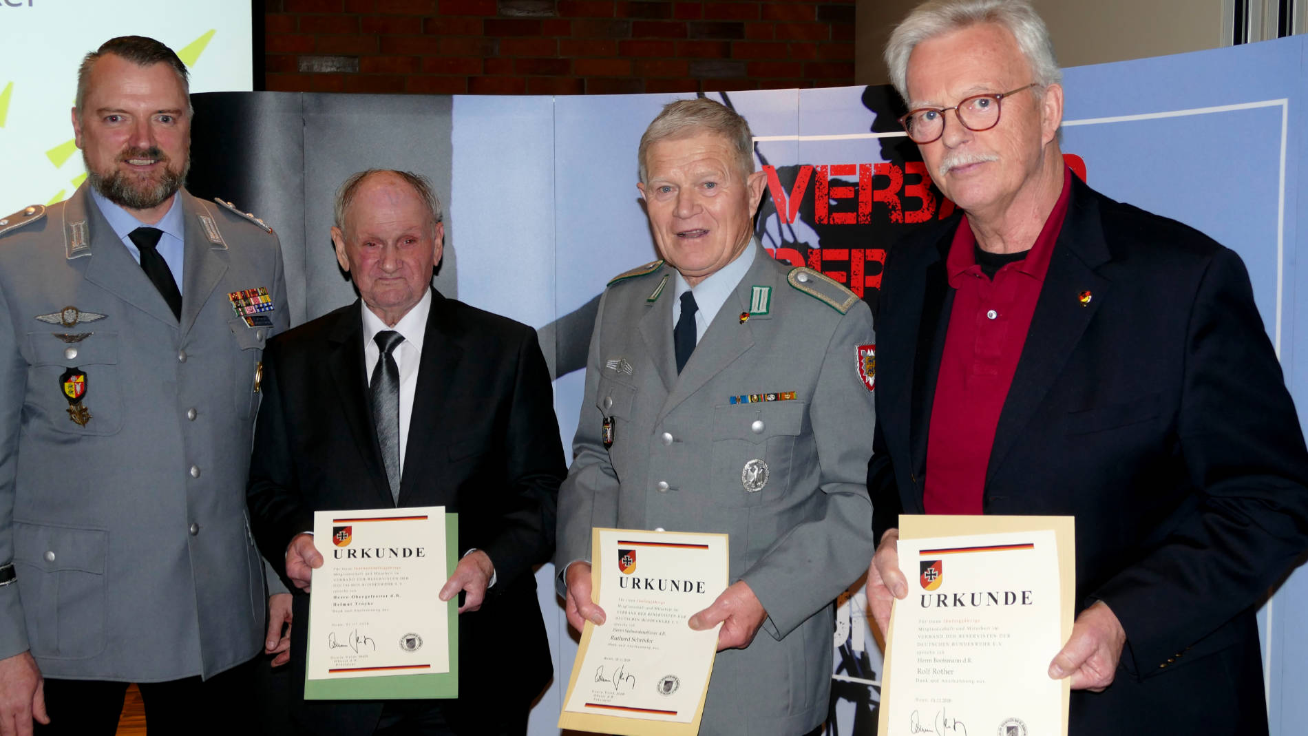 Oberstleutnant d.R. Dr. Marc Lemmermann mit den Geehrten beim Jahresabschluss in Neumünster (von links nach rechts Obergefreiter d.R. Helmut Troyke (55 Jahre Mitgliedschaft), Stabsunteroffizier d.R. Ruthard Schröder (50 Jahre Mitgliedschaft) und Bootsmann d.R. Rolf Rother (50 Jahre Mitgliedschaft)