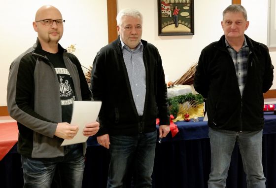 Landesvorsitzender Frank Eick (m.) bedankt sich beim alten AKRU-Vorsitzenden Hans Lilge (r.) und ernennt Matthias Graßmel (l.) zu seinem Nachfolger.