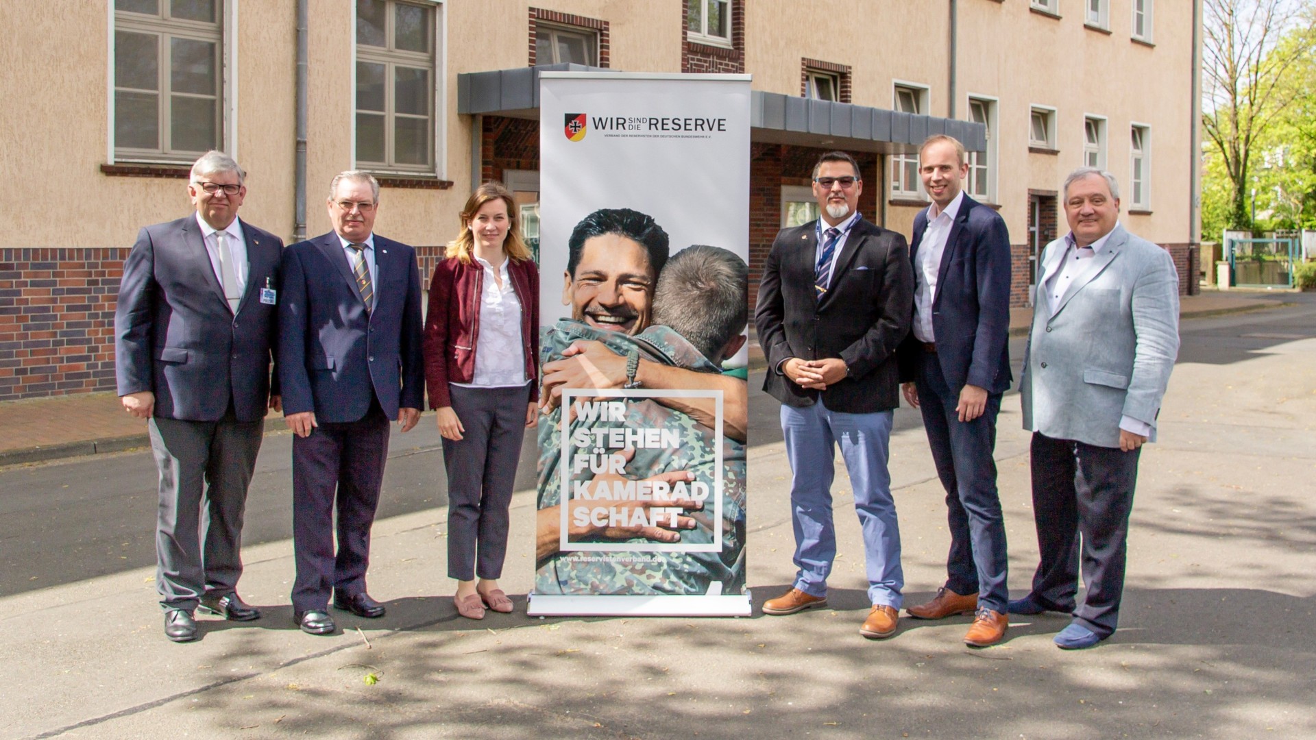 Bild 1 Gruppenbild der Reservisten mit den Gästen aus der Politik: (von links) Alfred Claußen, Volkert Suhren, Siemtje Möller MdB, Mirko Klisch, Dennis Rohde MdB und Michael Nebel. Foto: Malte Ringer