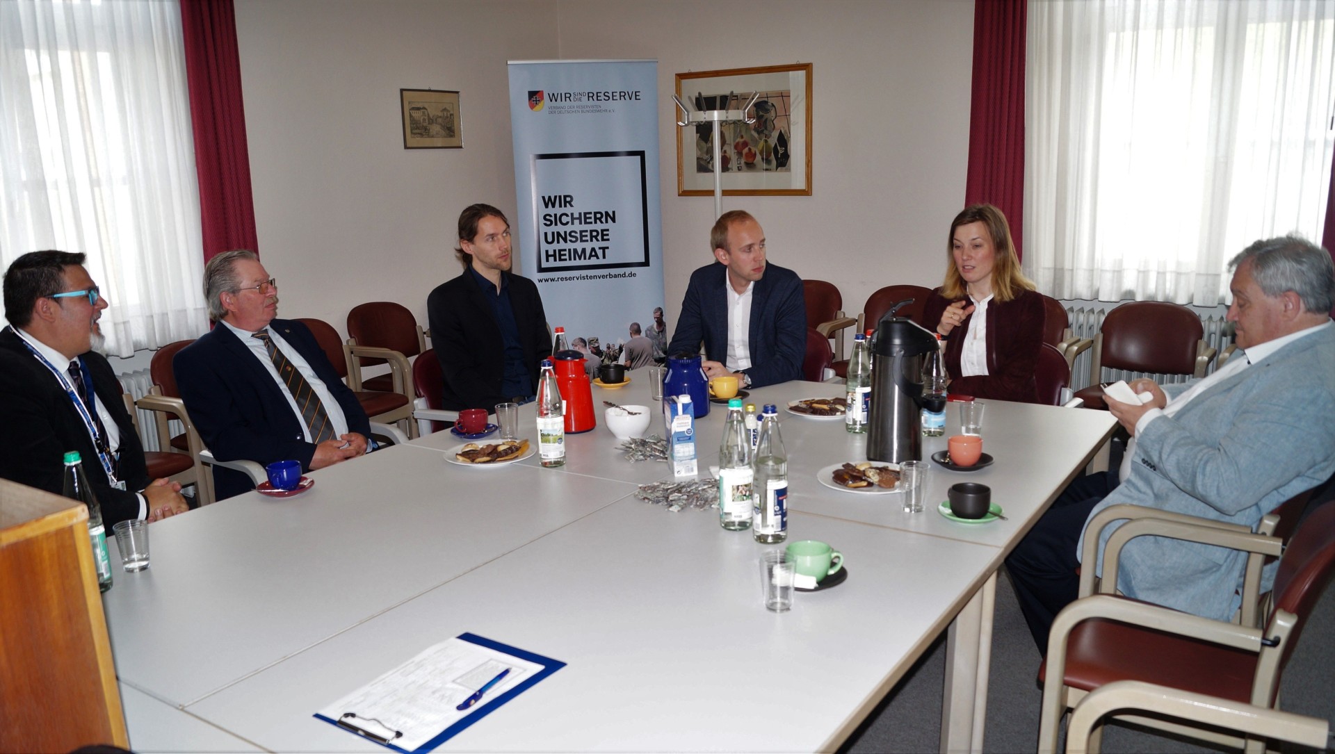 Kleine Gesprächsrunde zwischen Politik und Reservistenverband: (von links) Organisationsleiter Mirko Klisch, Kreisvorsitzender Volkert Suhren, Malte Ringer, Leiter des Wahlkreisbüros in Oldenburg, Bundestagsabgeordneter Dennis Rohde, Bundestagsabgeordnete Siemtje Möller und Michael Nebel, Bundesschatzmeister des Reservistenverbandes. Foto: Alfred Claußen