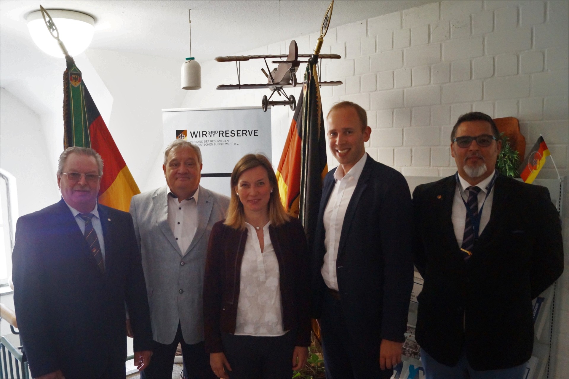 Gruppenbild vor den Truppenfahnen in der Dragoner-Kaserne: (von links) Kreisvorsitzender Volkert Suhren, Bundesschatzmeister Michael Nebel, Bundestagsabgeordnete Siemtje Möller, Bundestagsabgeordneter Dennis Rohde und Organisationsleiter Mirko Klisch. Foto: Alfred Claußen