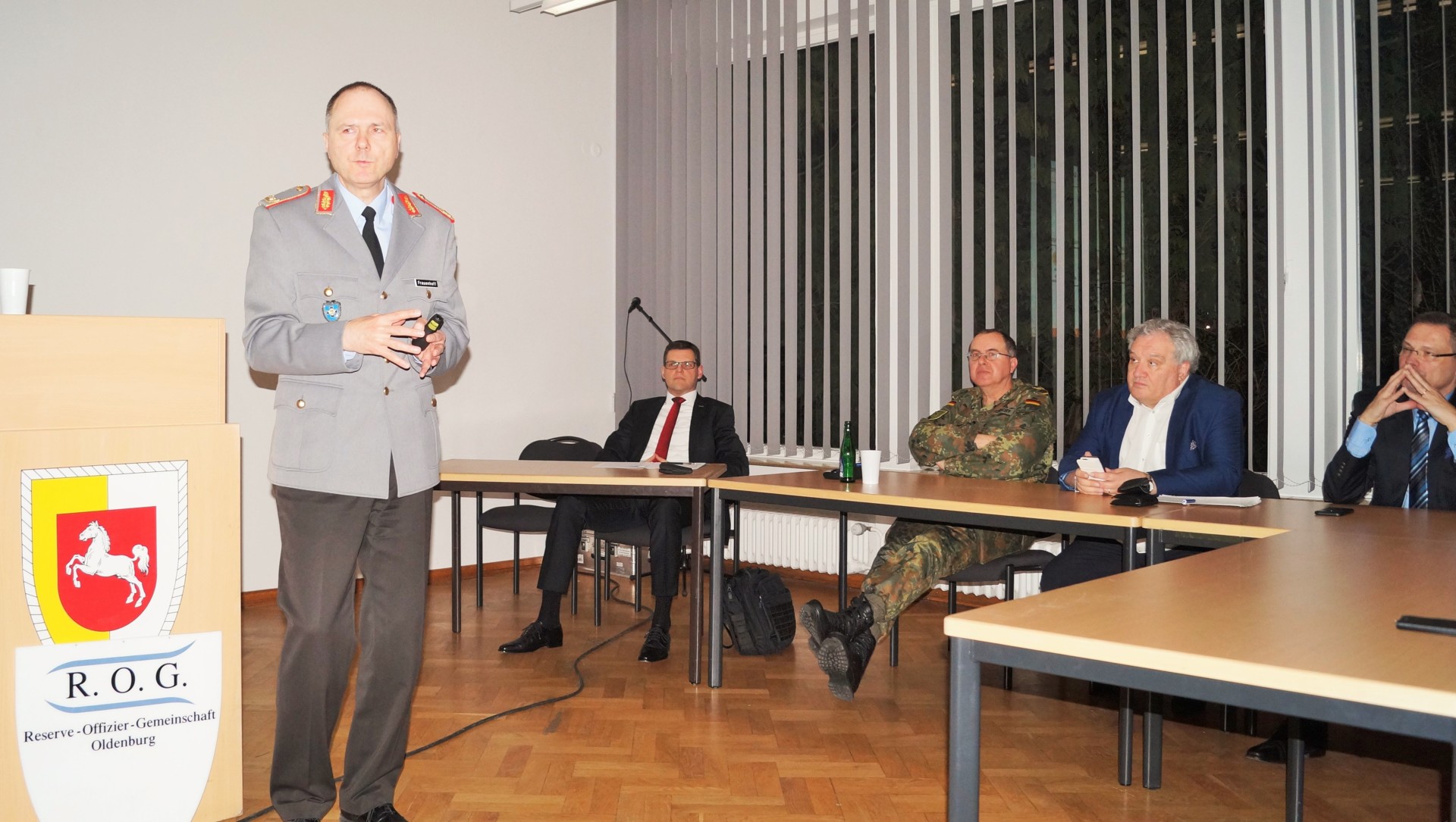 Bild 4 Brigadegeneral Klaus Frauenhoff (links), Kommandeur des LogZBw, stellt seine Dienststelle vor.