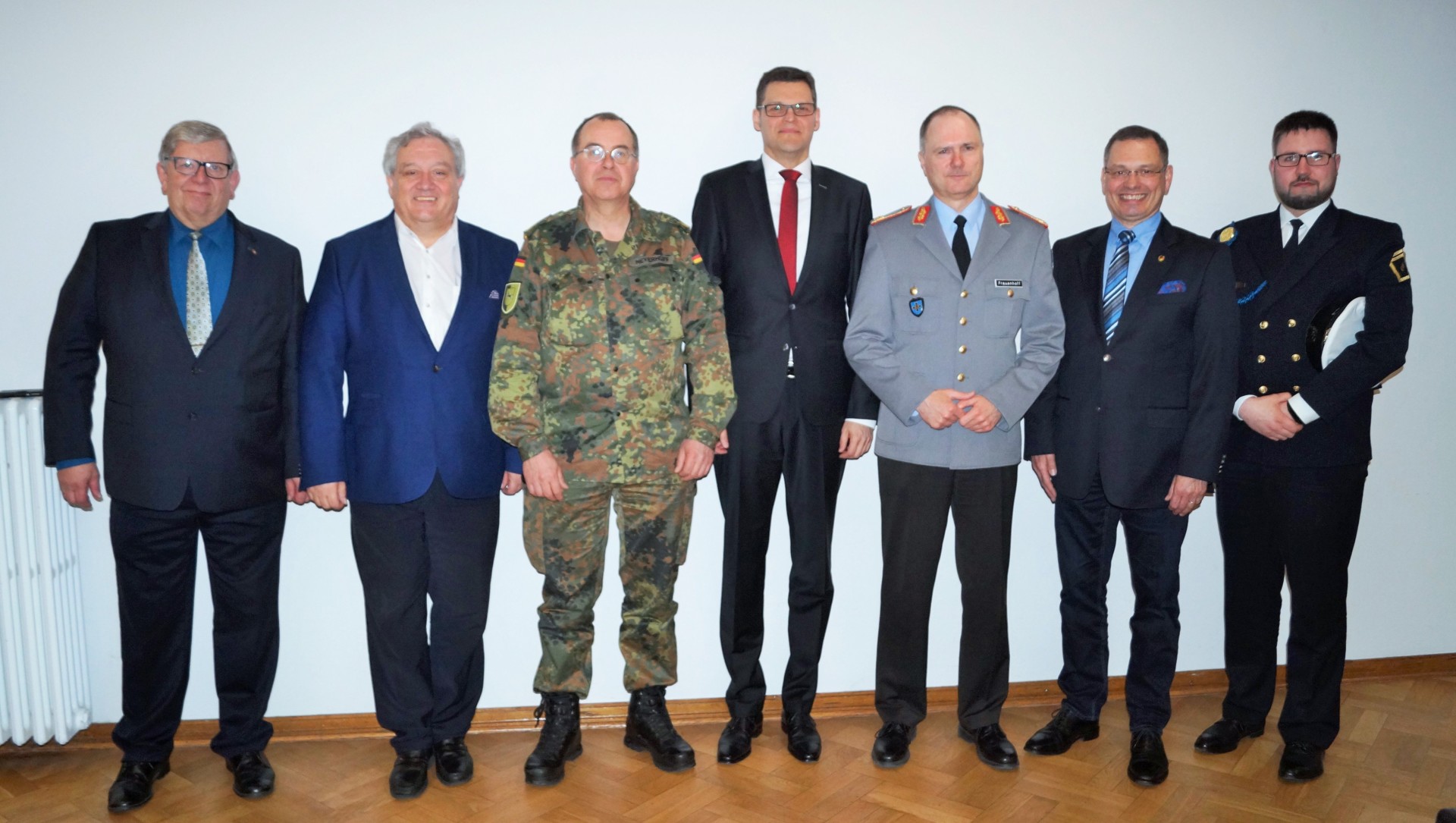 Bild 6 Gruppenbild am Ende der Veranstaltung: (von links) Oberstabsfeldwebel der Reserve Alfred Claußen (1. Stellv. Vorsitzender der Kreisgruppe Wilhelmshaven im VdRBw), Hauptmann der Reserve Michael Nebel (Präsidiumsmitglied und Bundesschatzmeister des VdRBw sowie Vorstandsmitglied der R.O.G.), Brigadegeneral Dieter Meyerhoff (Stellv. Kommandeur der 1. Panzerdivision und Kommandeur Divisionstruppen), Oberstleutnant Marcus Schröbel, Vorsitzender der R.O.G.), Brigadegeneral Klaus Frauenhoff (Kommandeur des LogZBw), Oberstleutnant der Reserve Hans-Peter Weiß, Stellv. Vorsitzender der R.O.G.) und Obermaat Henning Ollmert (Beauftragter für sicherheitspolitische Arbeit der Kreisgruppe Wilhelmshaven im VdRBw).