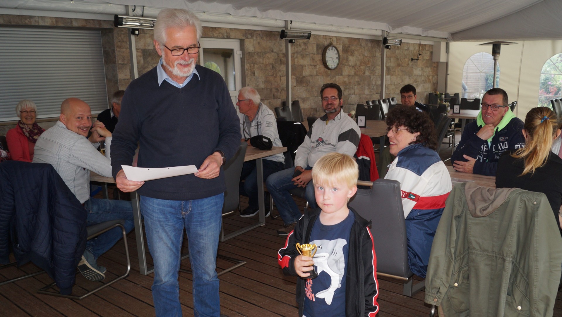 Bild 6 Oberfeldwebel der Reserve Reinhard Mikulla bei der Siegerehrung. Der Schüler Dominik Steinke bekommt einen kleinen Pokal.