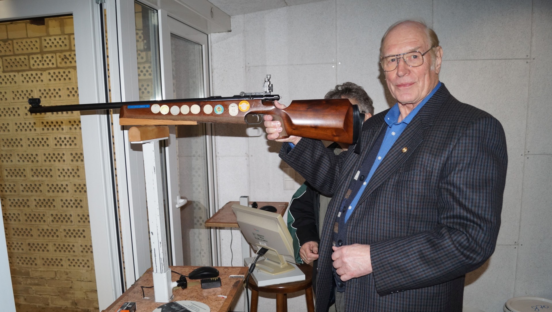 Bild 1 Stabsunteroffizier d.R. Bernd Kämmerling bei der Schussabgabe.