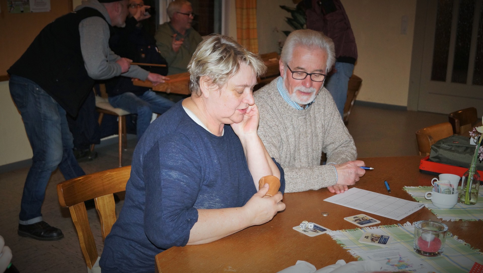 Bild 3 Dörthe Kleinschmidt (links), Bürosachbearbeiterin der Geschäftsstelle Oldenburg des Reservistenverbandes, und Oberfeldwebel d.R. Reinhard Mikulla, Vorsitzender der RK Westerstede, beim Preisknobeln.