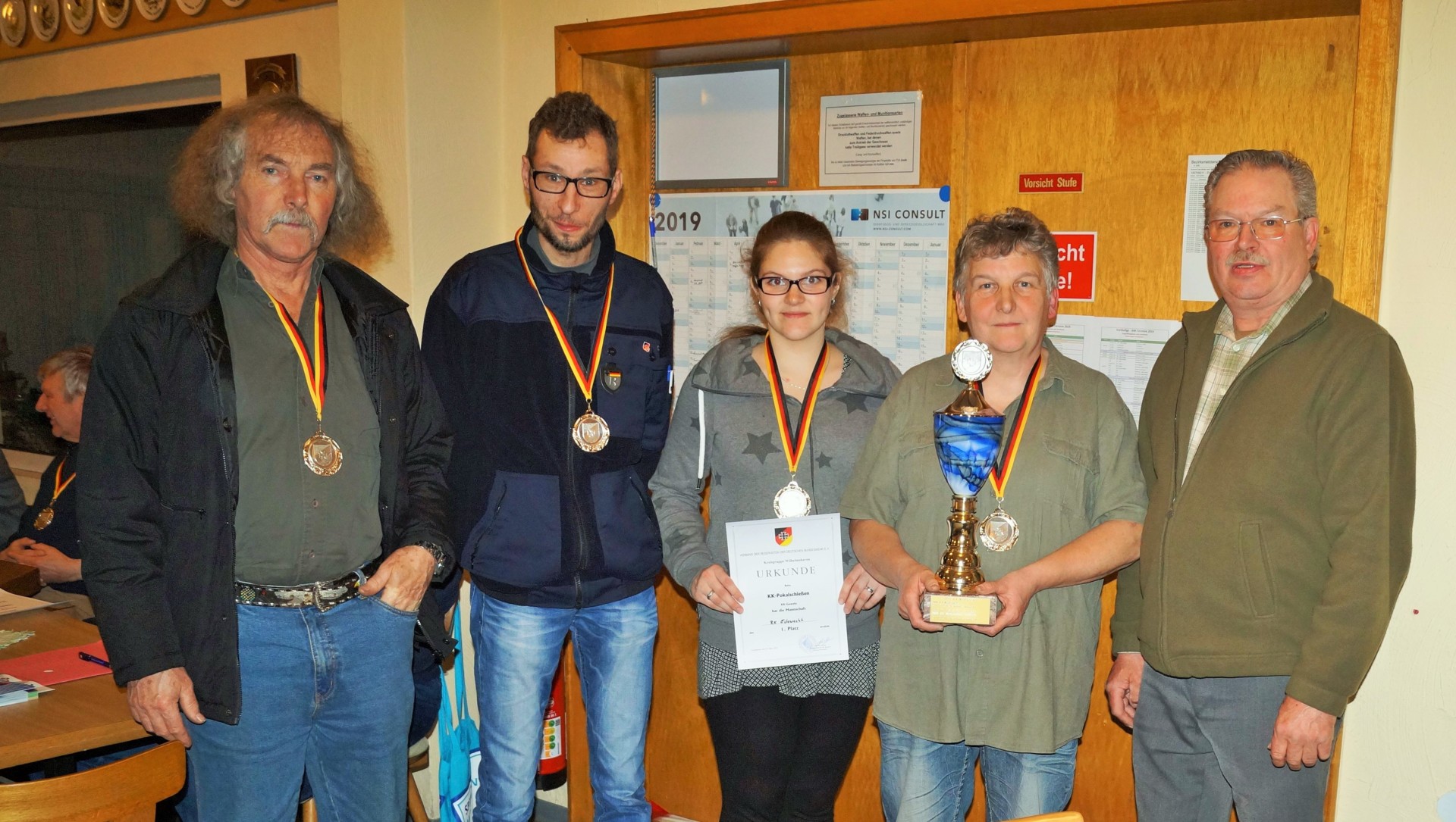 Bild 5 Den ersten Platz belegte die Reservistenkameradschaft Edewecht. (v.li.) Gefreiter d.R. Heinz Pacholke, Seeko Meyer, Carola Freese, Anke Voigt und Kreisvorsitzender Hauptfeldwebel d.R. Volkert Suhren.