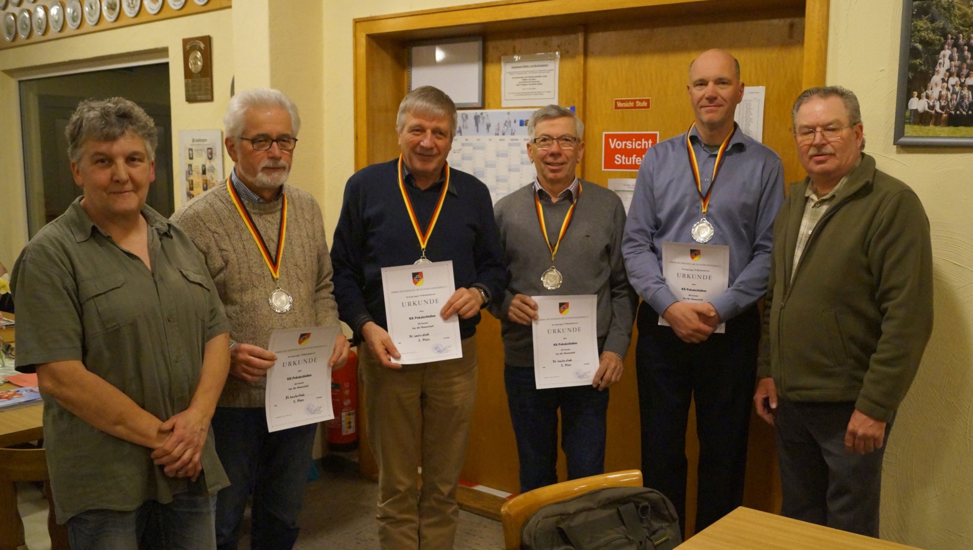 Bild 6 Den zweiten Platz belegte die Reservistenkameradschaft Westerstede. (von links) Organisatorin Anke Voigt, Oberfeldwebel d.R. Reinhard Mikulla, Stabsfeldwebel d.R. Wilfried Flöther, Feldwebel d.R. Hermann Mende, Hauptfeldwebel d.R. Michael Hagendorff und Kreisvorsitzender Hauptfeldwebel d.R. Volkert Suhren.Kreis.