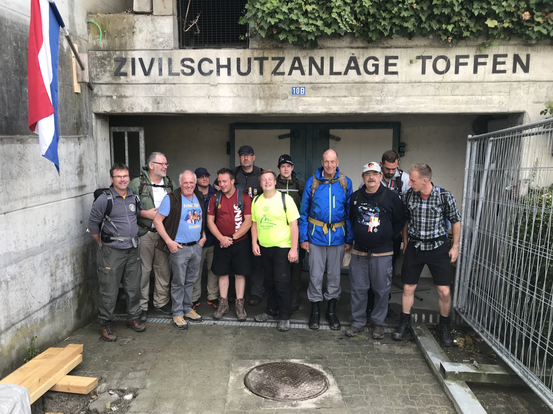 Teilnehmer vor der Unterkunft der Zivilschutzanlage in Toffen