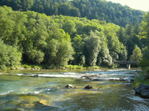 Die Mangfall - Flussarbwärts am Mangfallknie (Quelle: Wikipedia Lizenz Sir Boris (https://commons.wikimedia.org/wiki/File:Mangfallknie_(flussabwärts).JPG), „Mangfallknie (flussabwärts)“, Zuschnitt von K.Obermayer, https://creativecommons.org/licenses/by-sa/3.0/legalcode)