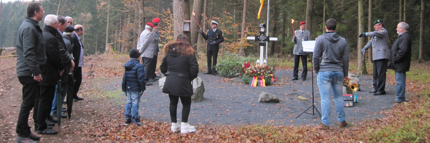 Volkstrauertag am 17.11.2019 am Flieger-Kreuz in Steimel ausgerichtet für die Ortsgemeinde Steimel von der Reservistenkameradschaft Dreisbacher Land