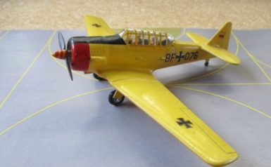 Canadier Car and Foundry Harvard MK.IV, Schulungsflugzeug, am 24.9.1956 in FFB bei der FFS "A" übergeben, als Zielschlepper bei der Luftwaffe privat geflogen, 1:72 gebaut von Dieter Schiller 